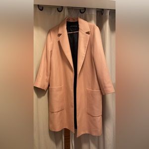 Beautiful pink coat from Zara.

Size M.

Worn 1-2 times.